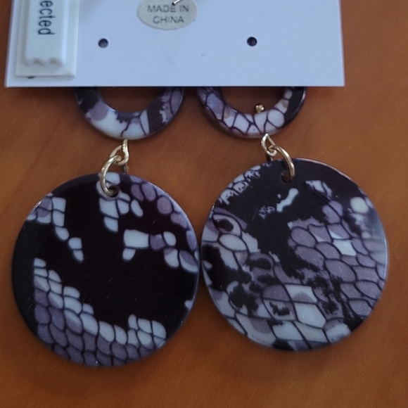 Ellen Tracy 90's Black and Gray Aycrlic Reptile Double Side Drop Earrings - Picture 3 of 4